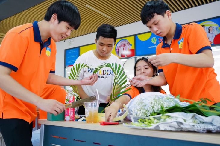 Các bạn sinh viên hào hứng trổ tài cắm hoa HUTECH 4