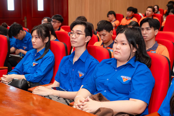 Tuổi trẻ HUTECH góp sắc màu đẹp mừng 136 năm Ngày sinh Chủ tịch Hồ Chí Minh 17
