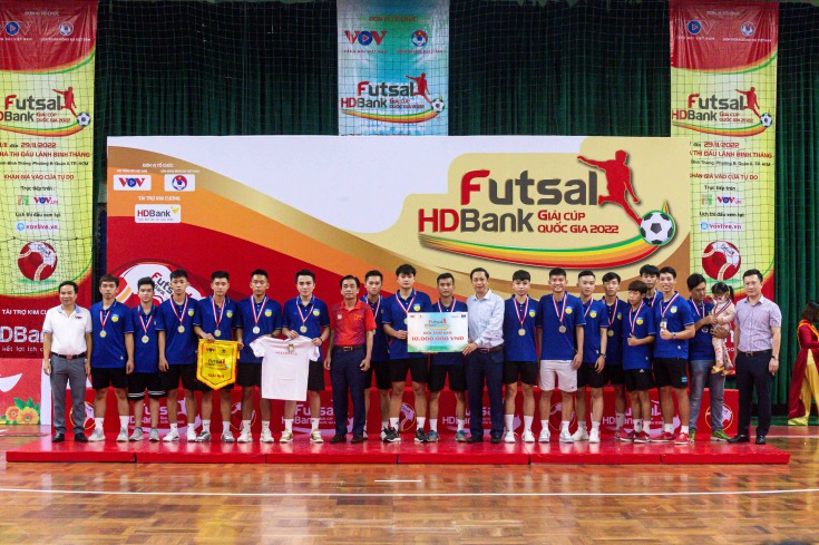 Đội tuyển Futsal HUTECH giành ngôi Á quân Giải Futsal Sinh viên ...
