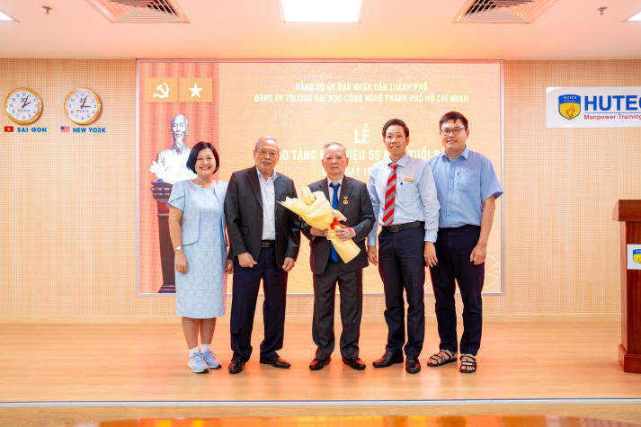 HUTECH trao tặng Huy hiệu 55 năm tuổi Đảng cho TS. Hồ Ngọc Bá 57
