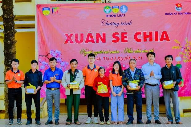 Students of the Faculty of Law take part in the “Happy Spring - Cozy Tet” spring volunteer campaign in Lam Dong Province 27