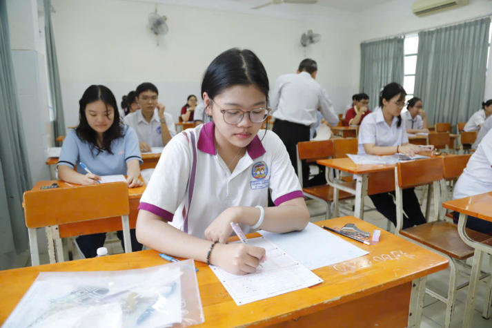 Thi tốt nghiệp THPT 2026: Hôm nay thí sinh thi môn tự chọn, môn lịch sử thi đông nhất 33