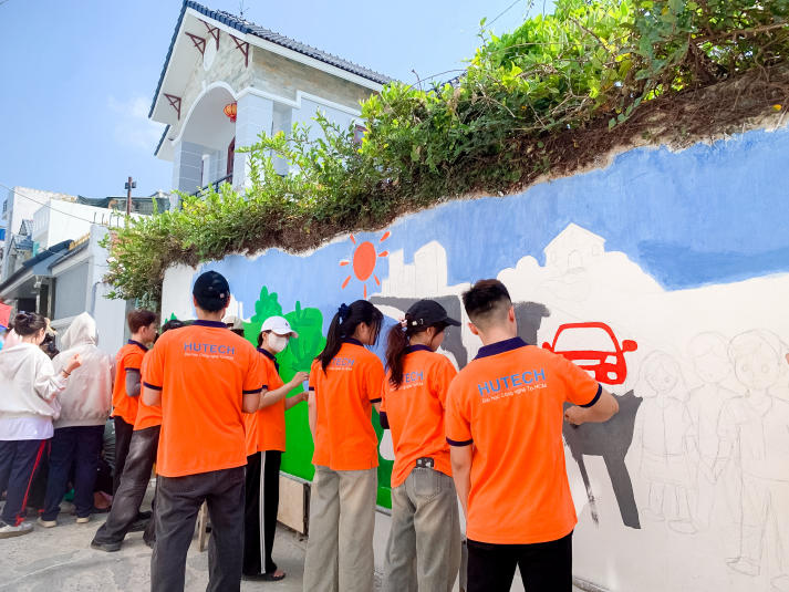 Sinh viên Khoa Marketing - Kinh doanh quốc tế thực hiện công trình “Đường cờ Tổ quốc”, lan tỏa tinh thần vì cộng đồng 55