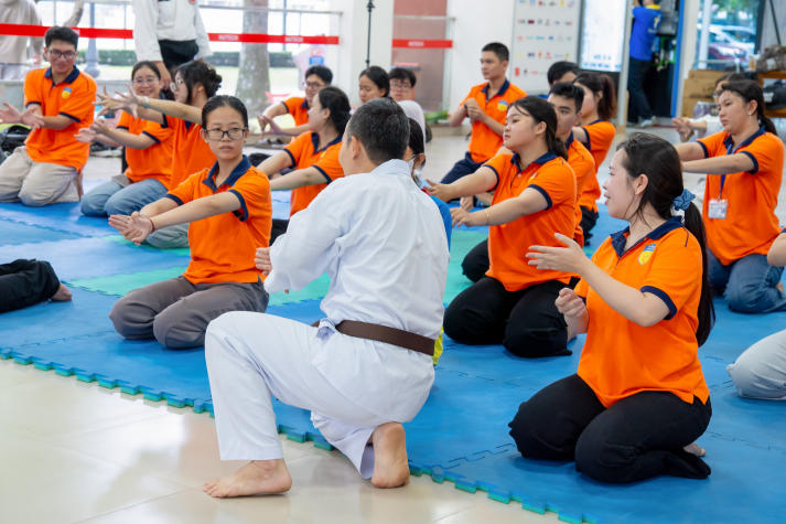 “Bẻ khóa” tình huống nguy hiểm, HUTECH-ers rèn phản xạ tự vệ cùng CLB Aikido 41