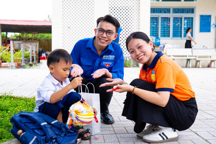 Sinh viên Marketing - Kinh doanh quốc tế viết nên mùa trăng sẻ chia tại Tây Ninh 76