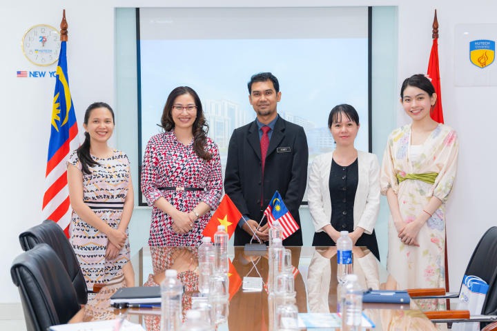 HUTECH welcomed and worked with the Education Office of the Consulate General of Malaysia in Ho Chi Minh City 103