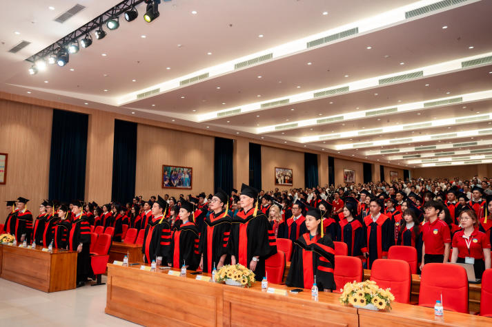 Tân cử nhân HUTECH vững vàng hành trang, rộng mở hành trình mới 9