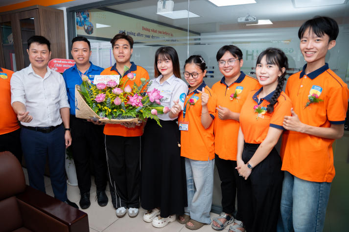 [Ảnh] Khoảnh khắc đẹp tại cuộc thi cắm hoa 20/11: Sinh viên HUTECH gửi trọn yêu thương đến các nhà giáo 132