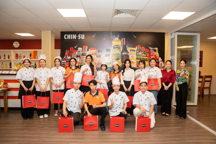 Sinh viên ngành Quản trị nhà hàng và dịch vụ ăn uống trải nghiệm làm bánh mì “signature” cùng chuyên gia 139