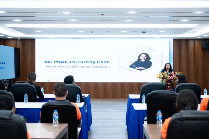 Sinh viên Khoa Tài chính - Thương mại HUTECH mở rộng góc nhìn nghề nghiệp tại Vietbank 42