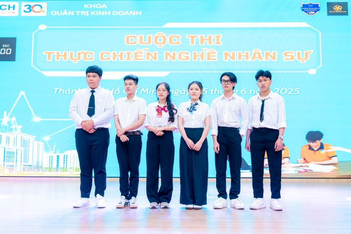 Tốt nghiệp sớm, thành tích nổi bật: 3 sinh viên ngành Quản trị nhân lực ghi dấu ấn mạnh mẽ 70