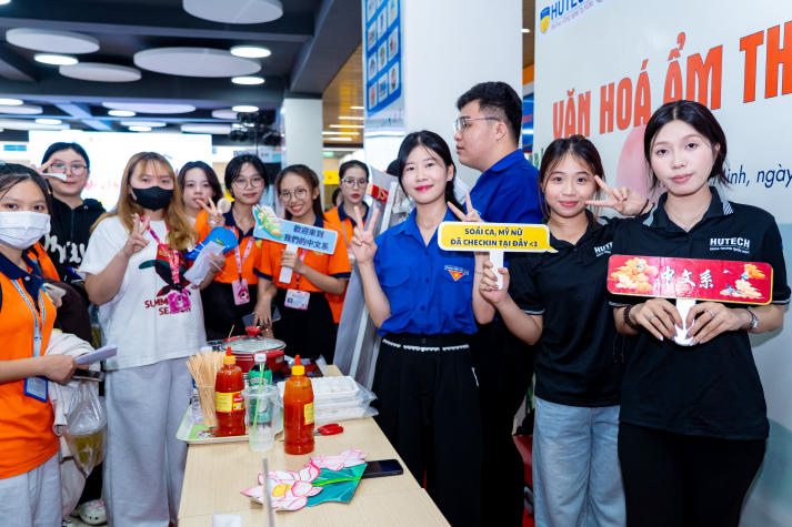 Ngày hội Sinh viên 5 tốt HUTECH năm học 2024 - 2025: Chạm vào hành trình “5 tốt” với không gian triển lãm rèn luyện toàn diện 167