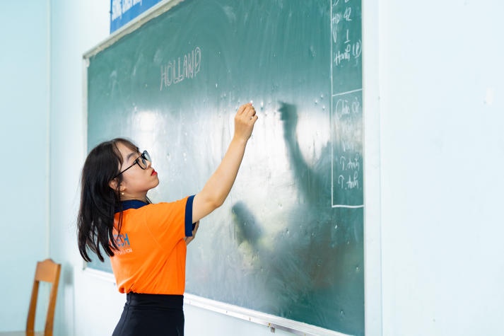 Sinh viên ngành Tâm lý học HUTECH về Cần Thơ trò chuyện cùng teen Trường THCS Thới Long 43