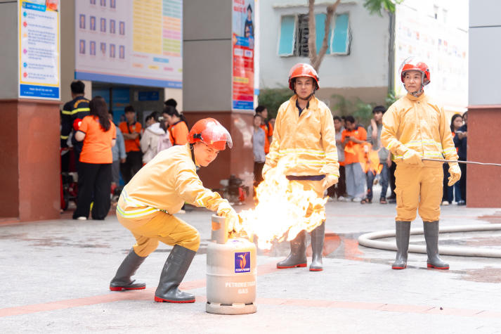 [Video] Thực hành xử lý tình huống cháy nổ, HUTECH tăng cường kỹ năng ứng phó sự cố 41