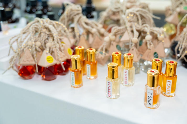 Sinh viên Viện Khoa học Ứng dụng tìm hiểu phương pháp ứng dụng tinh dầu trong nước hoa, mỹ phẩm và thực phẩm 95