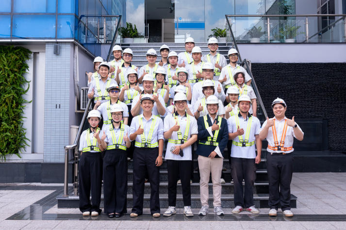 Sinh viên Viện Công nghệ Việt - Hàn tìm hiểu thực tế vận hành logistics tại Cảng Cát Lái 8