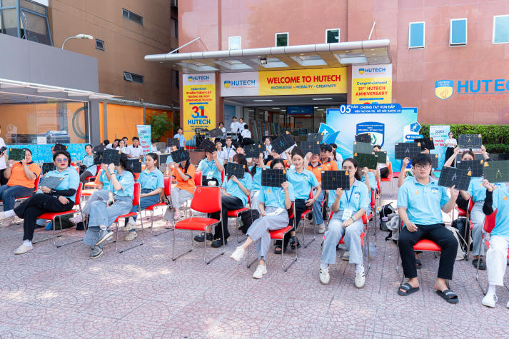 [Video] Sinh viên Khoa Điều dưỡng - Kỹ thuật y học “cháy” hết mình tại HUTECH’s Health Festival 2026 69