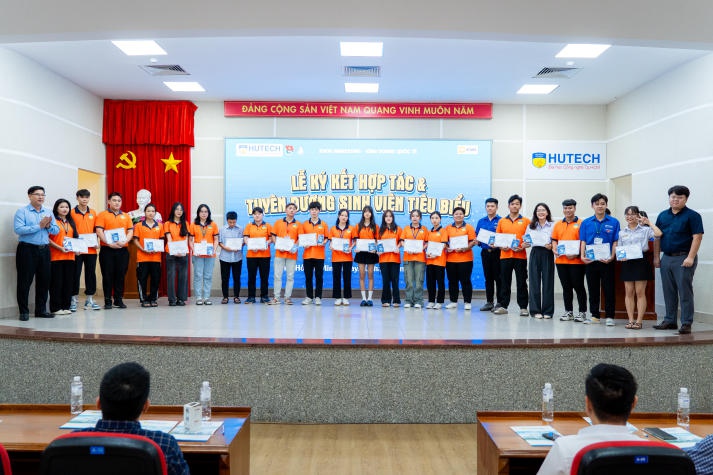 Khoa Marketing - Kinh doanh quốc tế tuyên dương gần 600 sinh viên tiêu biểu Học kỳ I 2023-2024 46