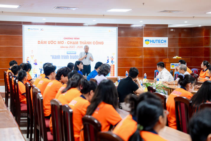 HUTECH trao học bổng “Dám ước mơ - Chạm thành công”, tiếp sức sinh viên vươn lên năm học 2025-2026 9