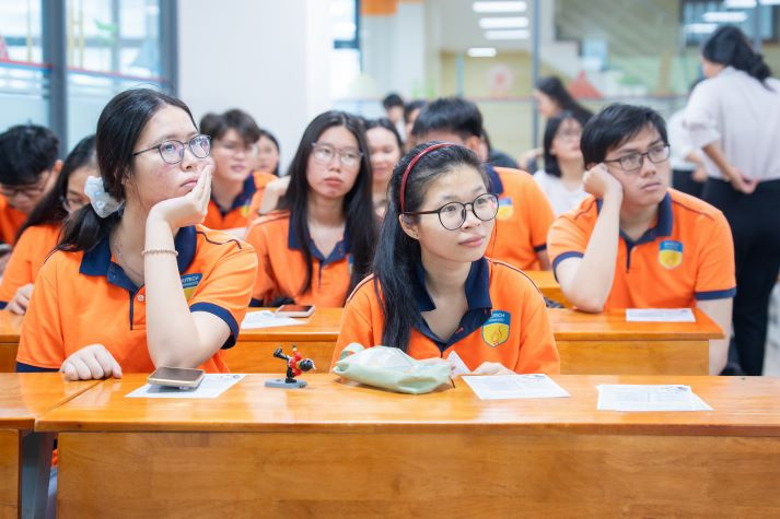 Giải mã bí quyết chọn đề tài, khai thác tài liệu khoa học cùng sinh viên Khoa Tiếng Anh 71