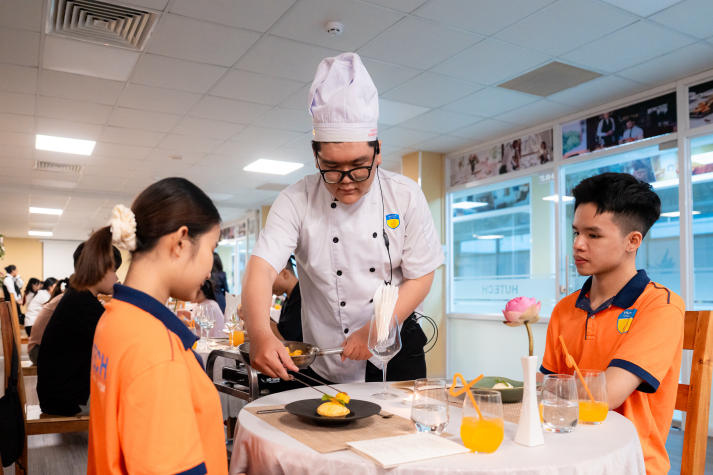 Pura Dining - Khi sinh viên HUTECH vận hành nhà hàng chay fine dining như một mô hình kinh doanh thực thụ 100