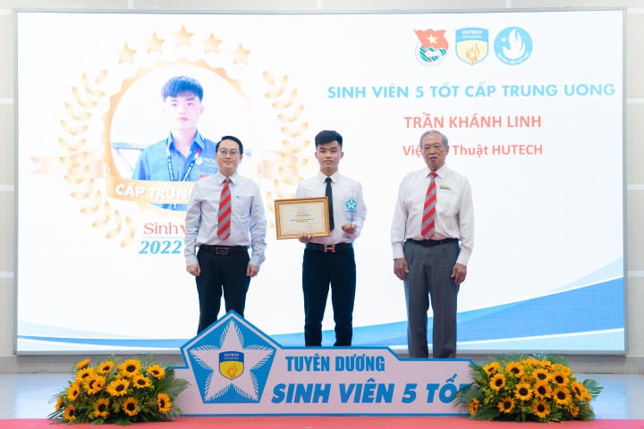 HUTECH kết nạp 05 Đảng viên mới nhân Kỷ niệm 73 năm ngày Truyền thống Học sinh - Sinh viên Việt Nam 84