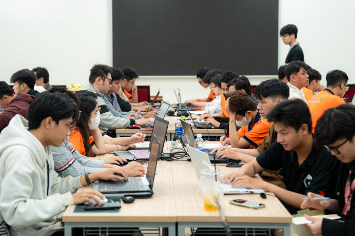 [Video] Chung kết HUTECH Code War 2025: Sân chơi lập trình kịch tích dành cho sinh viên Công nghệ thông tin 65