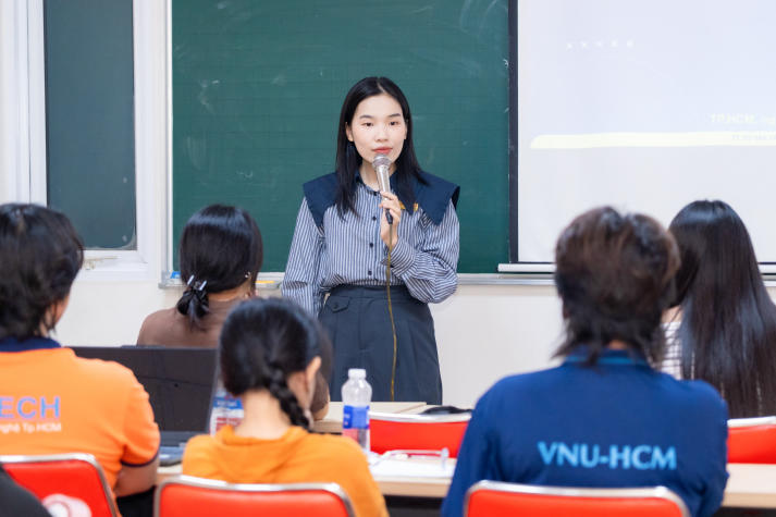 Tự tin cất tiếng nói, sinh viên HUTECH chinh phục kỹ năng thuyết trình trước đám đông 12