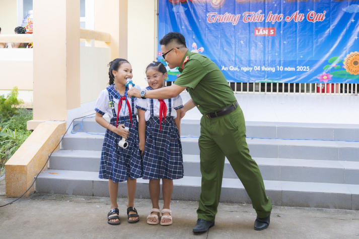 Chi bộ 17 mang “Trung thu cho em” ấm áp đến với thiếu nhi ở tỉnh Vĩnh Long 113
