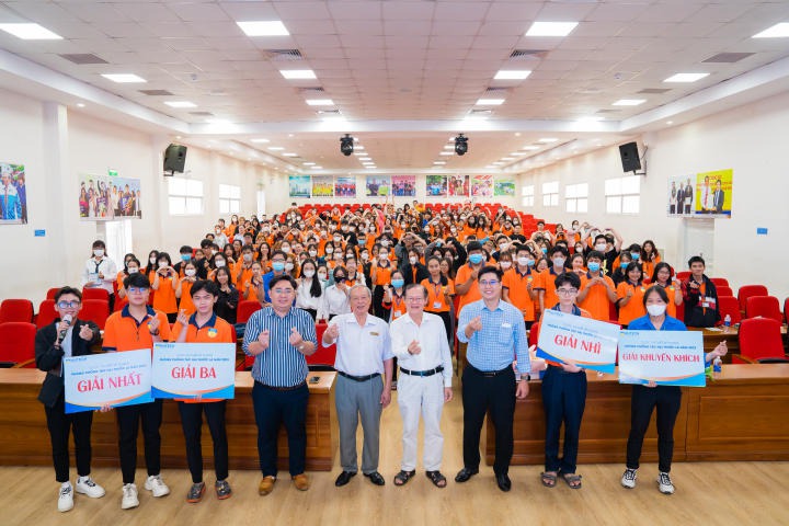 Sinh viên HUTECH sôi nổi tìm hiểu “Tác hại của thuốc lá và thuốc lá thế hệ mới đối với sức khoẻ của thanh thiếu niên” 300