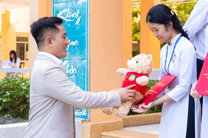 HUTECH Scholarship Tour 2025: HUTECH tiếp tục trao 36 suất học bổng trị giá 25% học phí toàn khóa cho học sinh 03 trường THPT 40