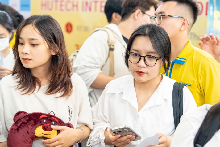 [Video] Sinh viên hào hứng “săn” hơn 1.500 đầu việc hấp dẫn tại “HUTECH International Job Fair 2024” 121