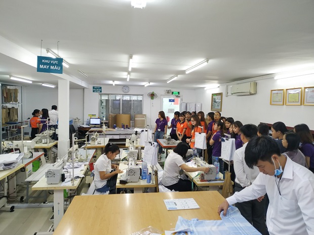 Sinh viên HUTECH tìm hiểu về quy trình sản xuất hàng may mặc tại Công ty CP Bình Phú 48
