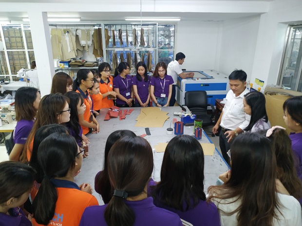 Sinh viên HUTECH tìm hiểu về quy trình sản xuất hàng may mặc tại Công ty CP Bình Phú 19