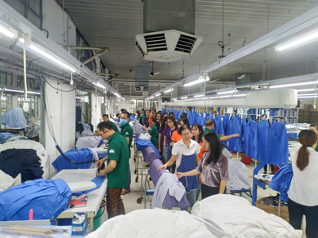 Sinh viên HUTECH tìm hiểu về quy trình sản xuất hàng may mặc tại Công ty CP Bình Phú 51