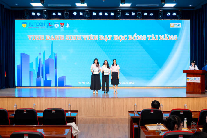 Khoa Dược HUTECH tổng kết phong trào sinh viên và tiếp lửa hành trình năm học mới 61