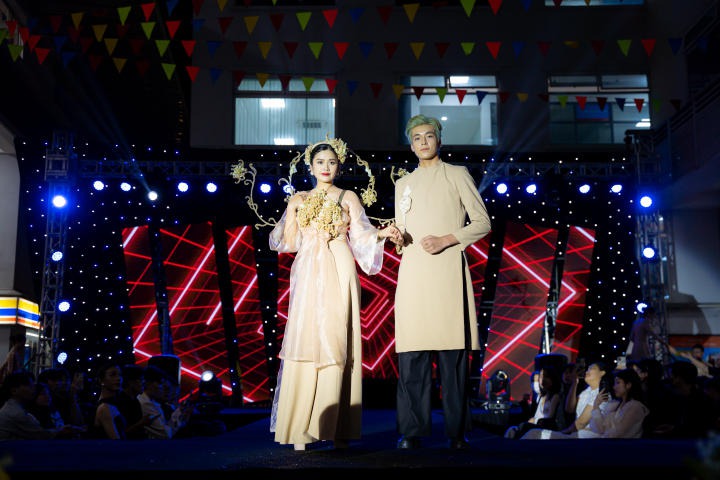 Sinh viên Quản trị sự kiện HUTECH mang sắc phục Việt lên sân khấu Fashion Show đầu tay 108