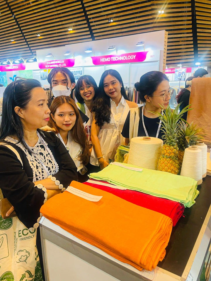 Sinh viên ngành Thiết kế thời trang và Công nghệ dệt, may tham dự triển lãm quốc tế vải cao cấp 41