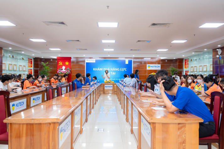 Học bí quyết phát triển bản, sinh viên Khoa Quản trị kinh doanh tự tin tỏa sáng trong kỷ nguyên mới 47