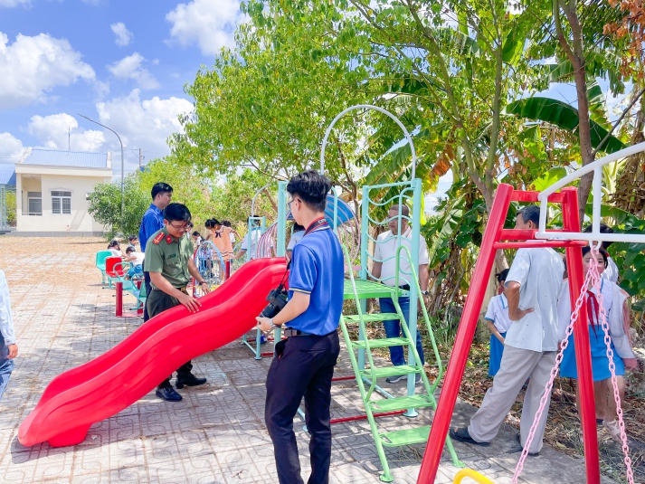 HUTECH bàn giao công trình Sân chơi thiếu nhi tại địa bàn xã Hoà Tân, TP. Cà Mau 60