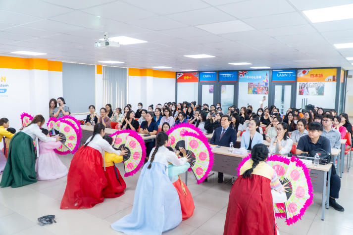 Gặp gỡ Tổng lãnh sự Hàn Quốc, sinh viên Khoa Hàn Quốc học được tiếp thêm động lực học tập 18