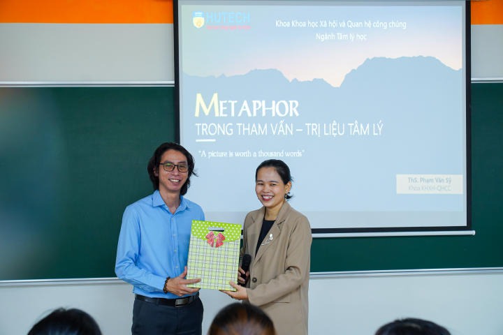 Sinh viên ngành Tâm lý học HUTECH tìm hiểu kỹ thuật sử dụng Metaphor trong tham vấn và trị liệu tâm lý 4