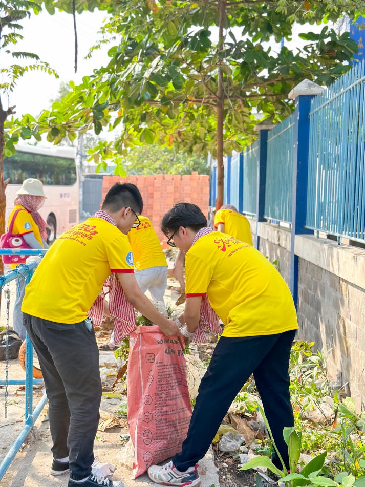 Sinh viên Khoa Luật HUTECH mang yêu thương, sức trẻ giúp đỡ các hoàn cảnh khó khăn tại huyện Nhà Bè 47