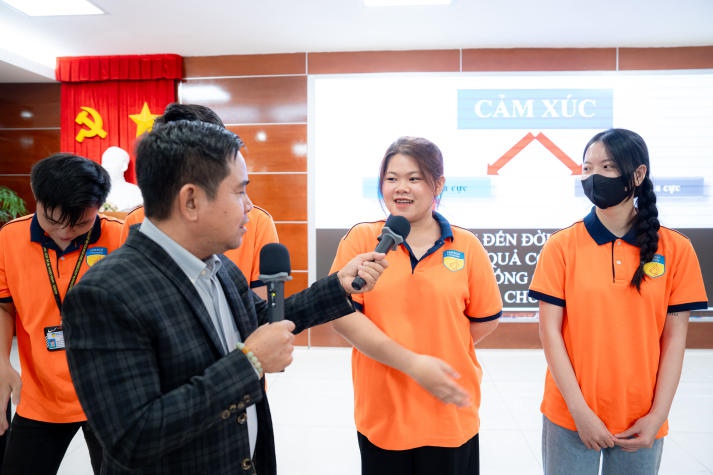 Sinh viên HUTECH học hỏi chuyên gia cách quản lý cảm xúc tiêu cực 57