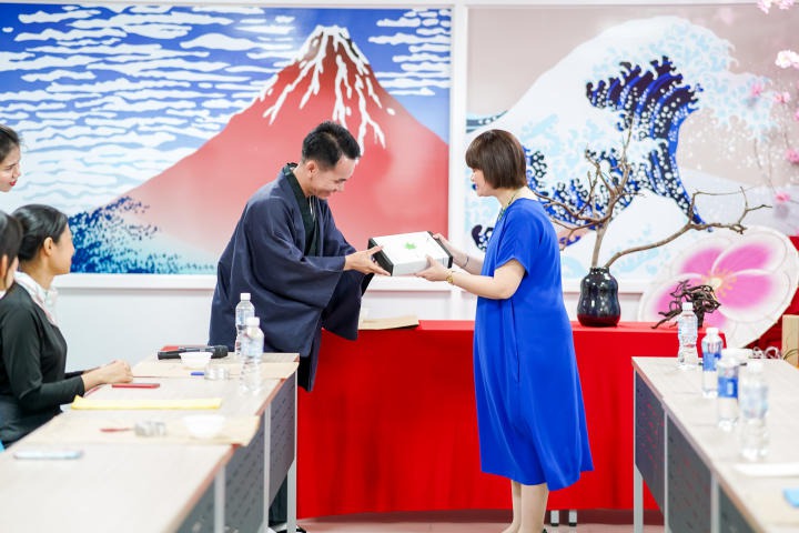 Sinh viên Khoa Nhật Bản học HUTECH trải nghiệm nghệ thuật cắm hoa truyền thống Ikebana qua Workshop 61