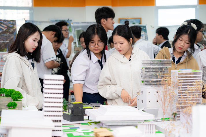 Học sinh THPT Vĩnh Cửu (Đồng Nai) trải nghiệm môi trường học tập tại HUTECH 28