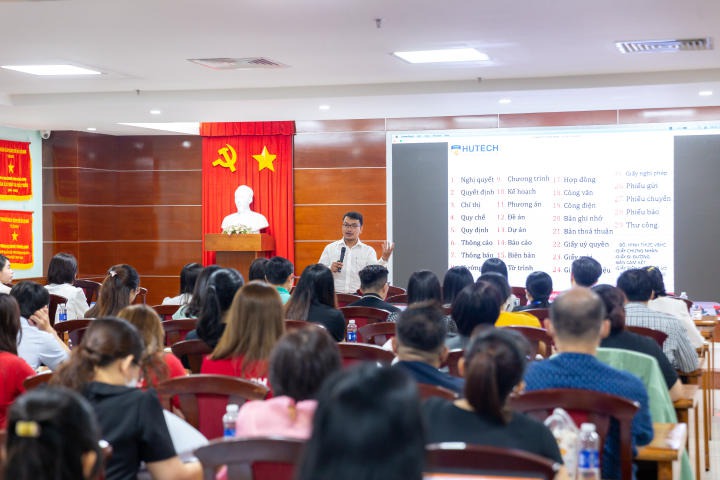 胡志明市科技大學 (HUTECH) 教職員工參加行政文件技能培訓 24
