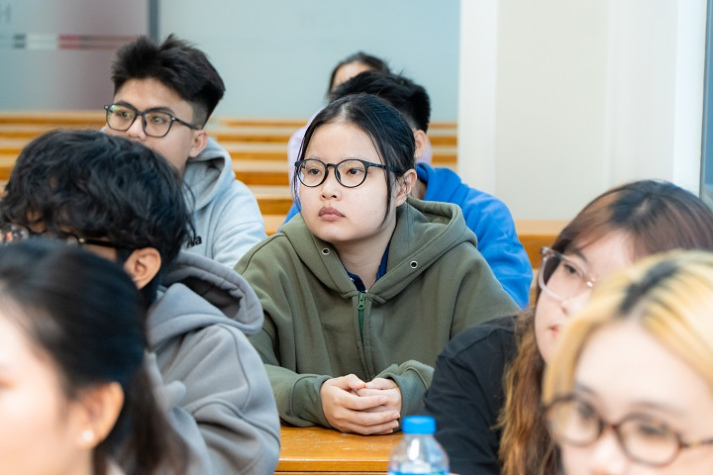 Những chia sẻ thực chiến từ tiền bối trở thành nguồn cảm hứng cho sinh viên Khoa Tiếng Anh 39