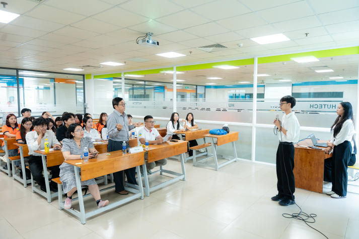 [Video] Hàng trăm đề tài đa lĩnh vực quy tụ tại Hội nghị Nghiên cứu khoa học người học HUTECH 2026 57