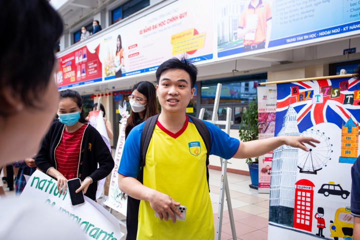 Các bạn sinh viên lớp 20DTA mang đến hơn 30 poster với nhiều chủ đề đa dạng HUTECH 2